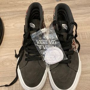 NWOT Vans sample shoes. Paisley/Tapestry print. Women’s 10.5 or Mens 9. Fit TTS